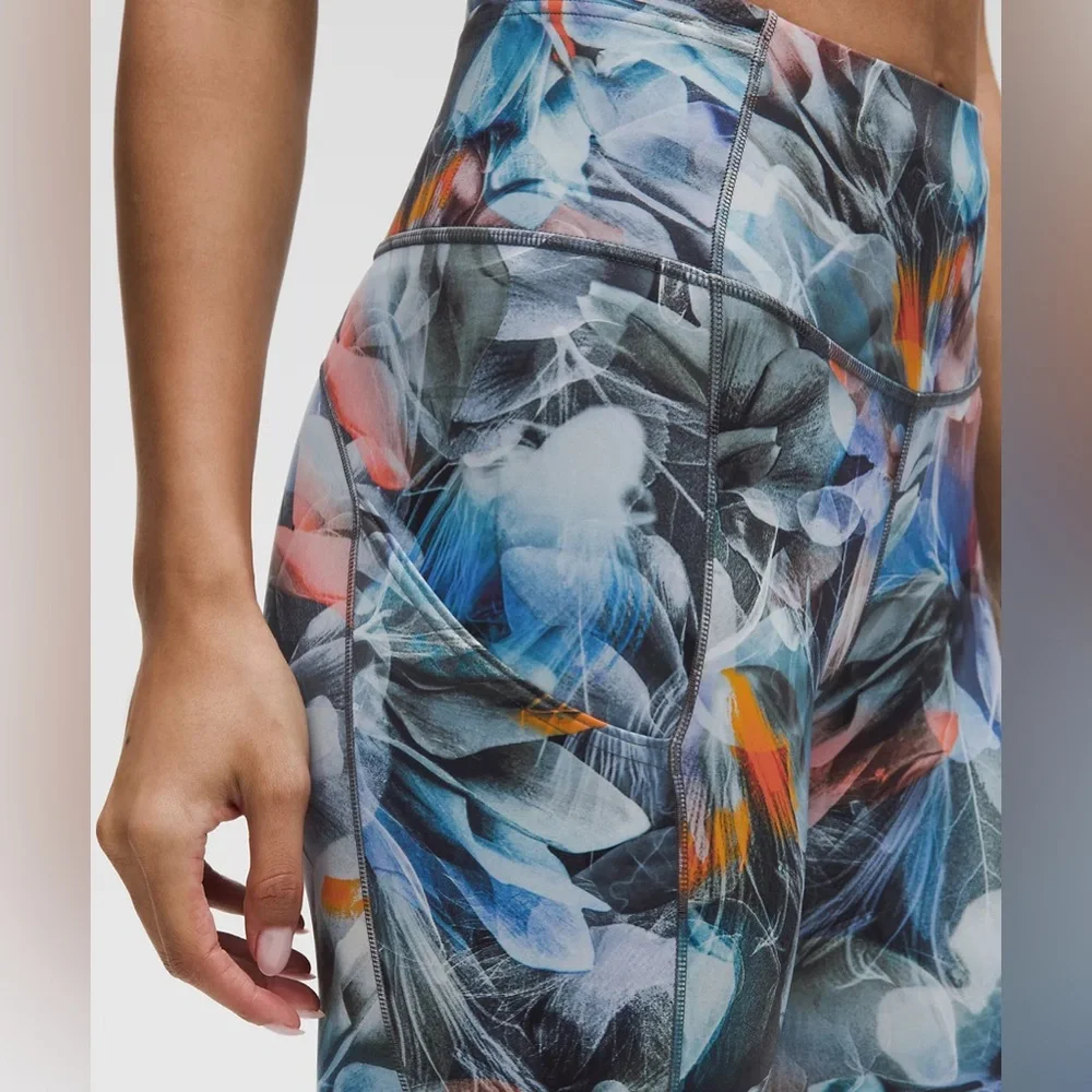 Lululemon Fast and Free High-Rise Tight 25"
7 Pocket Luminescent Floral Multi - Picture 5 of 9